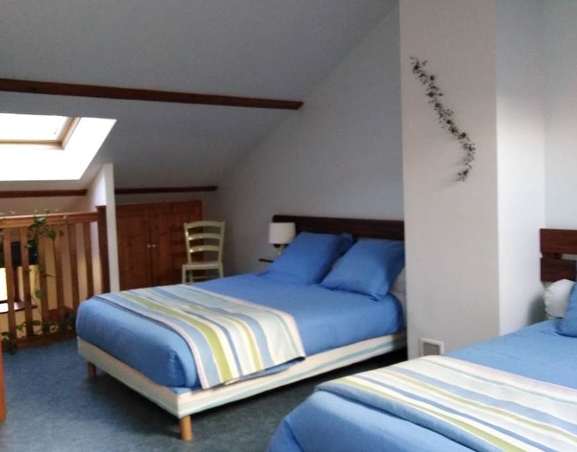 Une chambre 3 couchages en mezzanine.