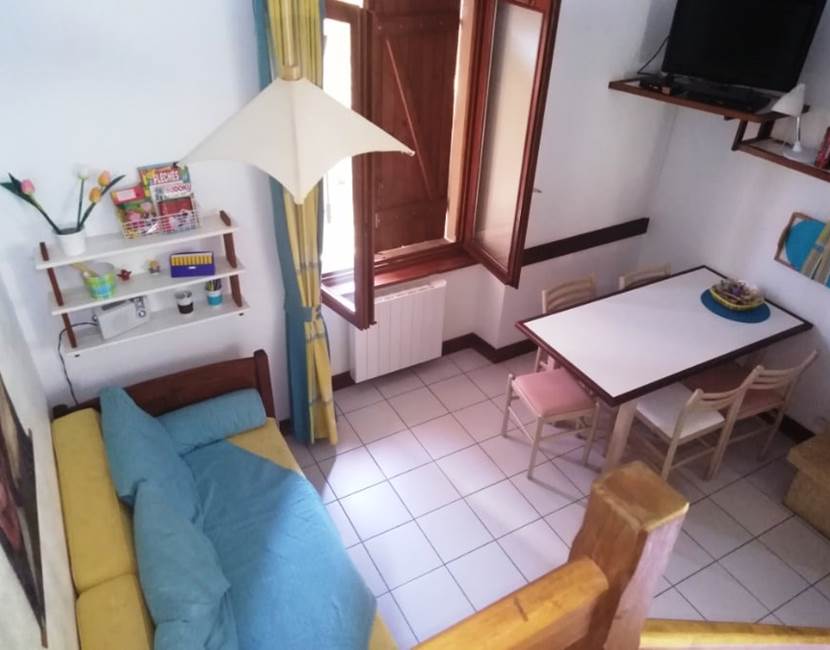 La pièce à vivre vue depuis la mezzanine.