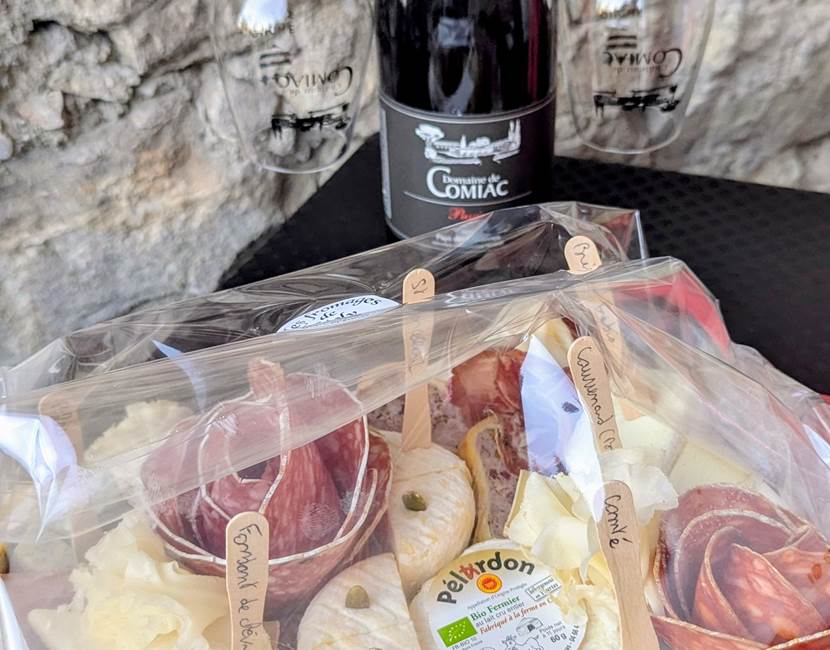 Love Room By Château de Comiac-Plateau Charcuterie/Fromage et vins du domaine