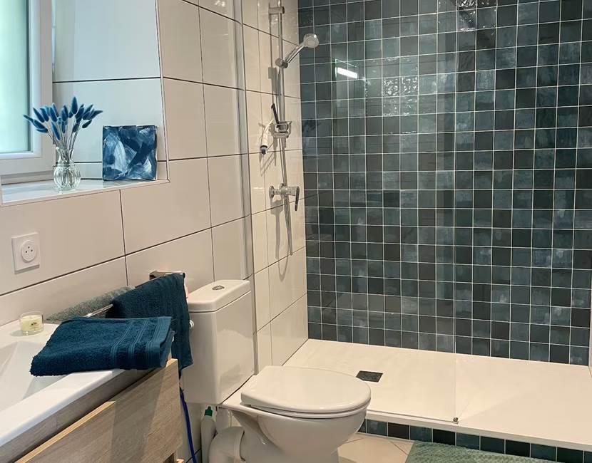 Belle douche spacieuse