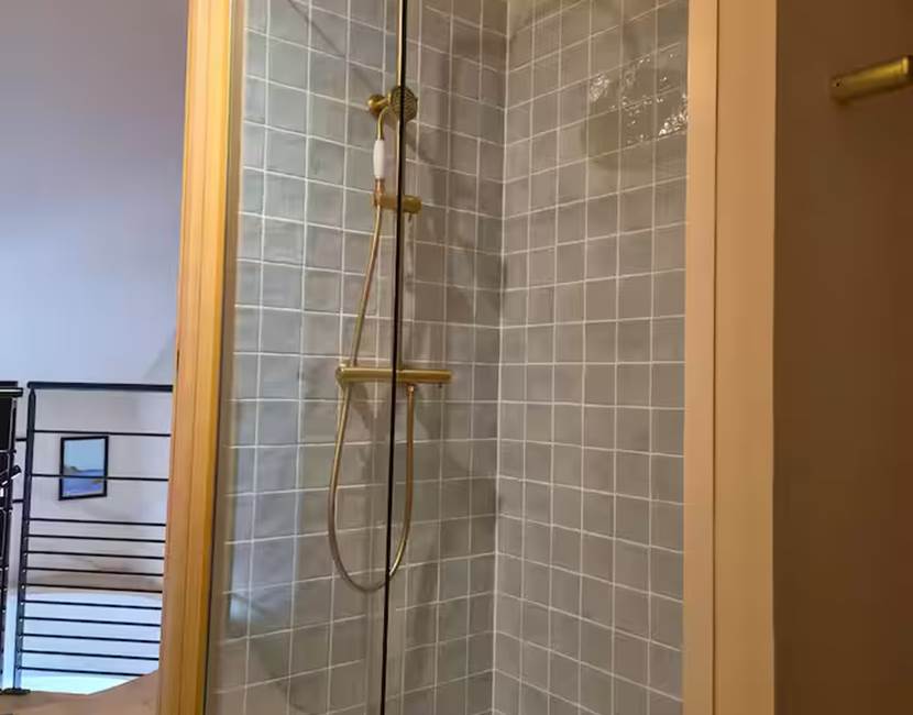Douche moderne – salle de bain