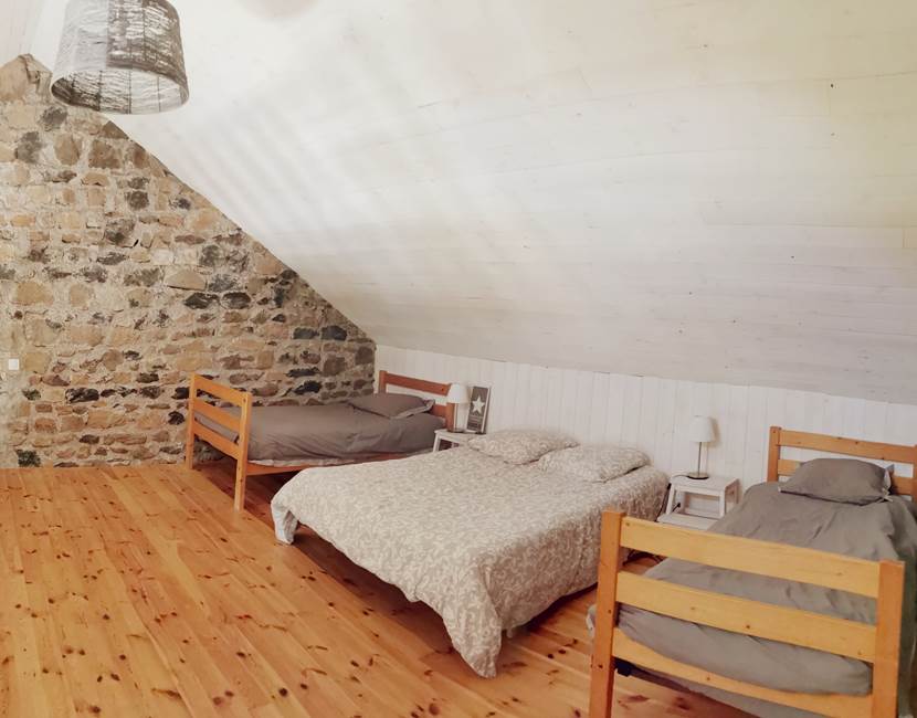 Chambre 3, au 2e étage : 2 lits simples, 1 lit double