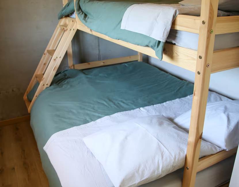 Chambre pour 3 avec lit double 140x190cm + lit simple à l'étage 