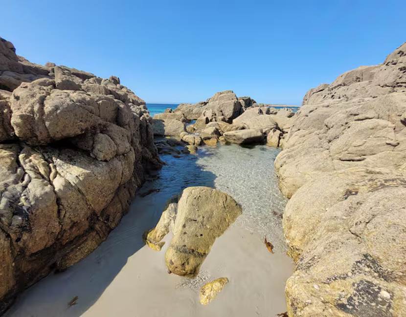 Crique sauvage – eau turquoise – côte du Pays d’Iroise