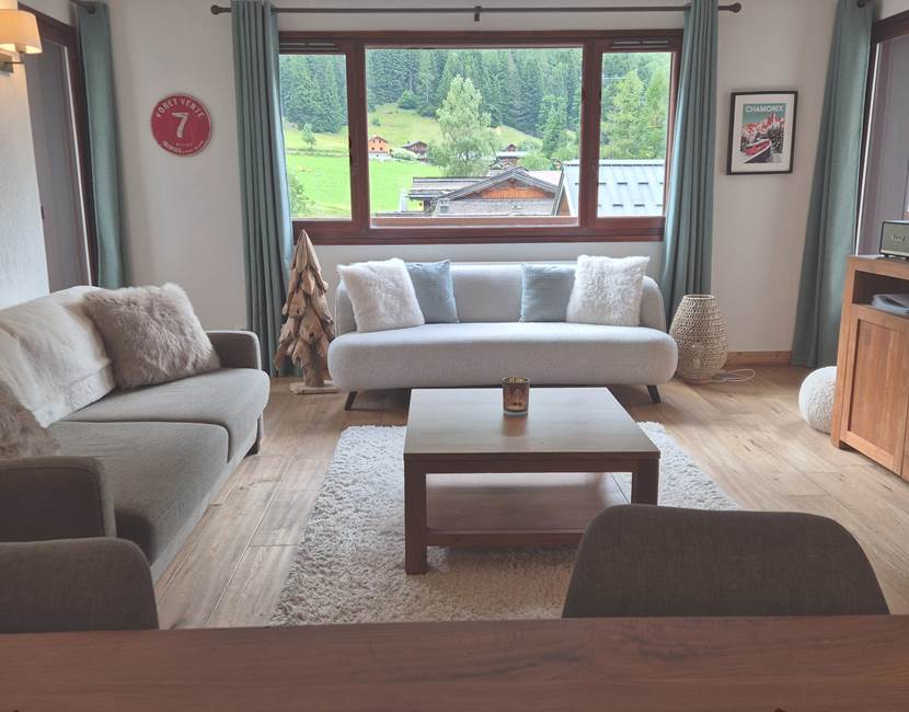 Grand séjour cuisine avec vue dégagée sur les montagnes