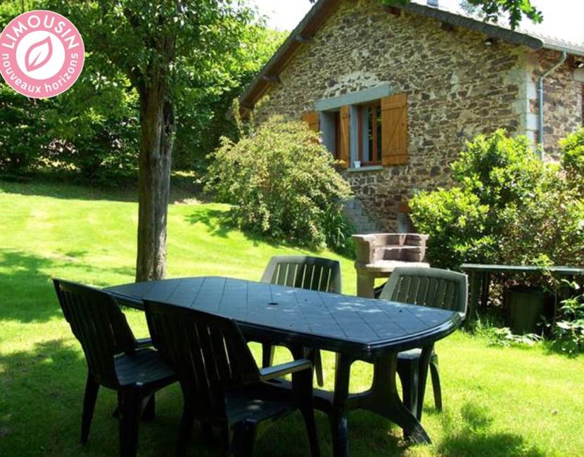 Gîte Antoine : à l'ombre des grands chênes qui abritent oiseaux et écureuils.