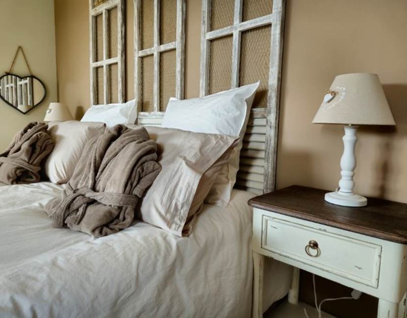 alombredelacheneraie_chambre1_grand_pic_saint_loup_tourisme_gite_les_vignes