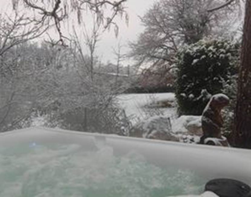 Jacuzzi refuge sous la neige