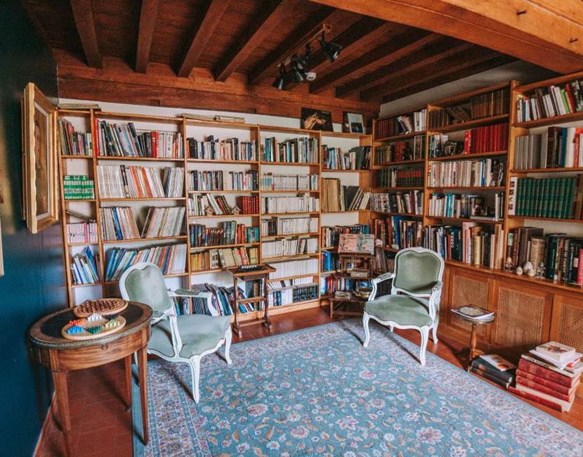 bibliothèque-salon-maison-hotes-morvan