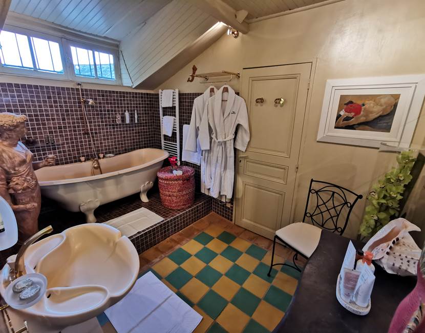 la salle de bain avec sa baignoire "Fleur"