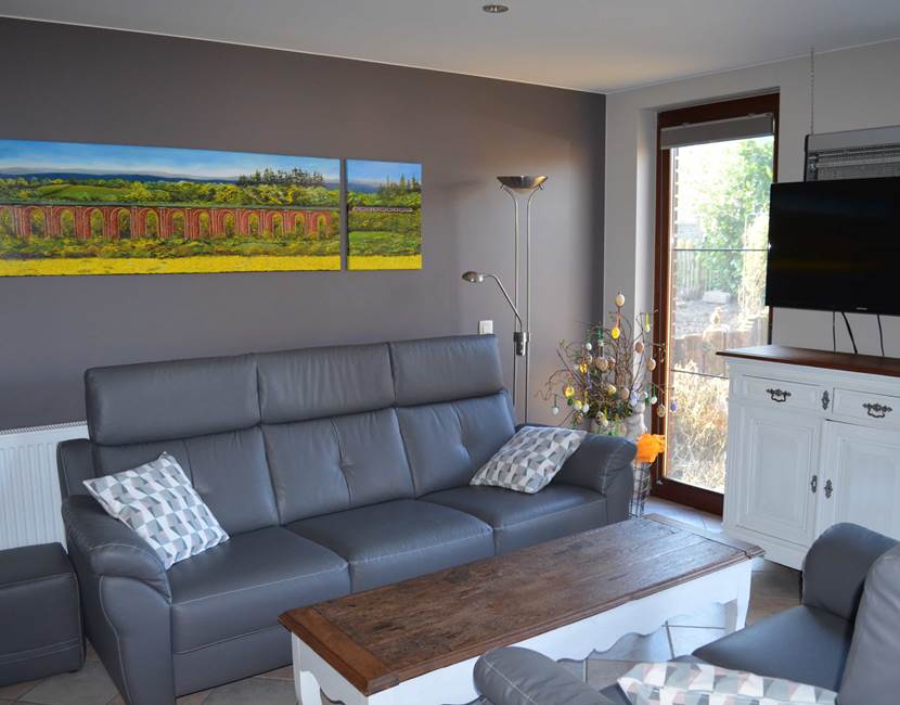 Salon chaleureux du Gîte Le Cristal à Beauraing, gîte rural en Famenne idéal pour les séjours randonnée et vélo aux portes des Ardennes.