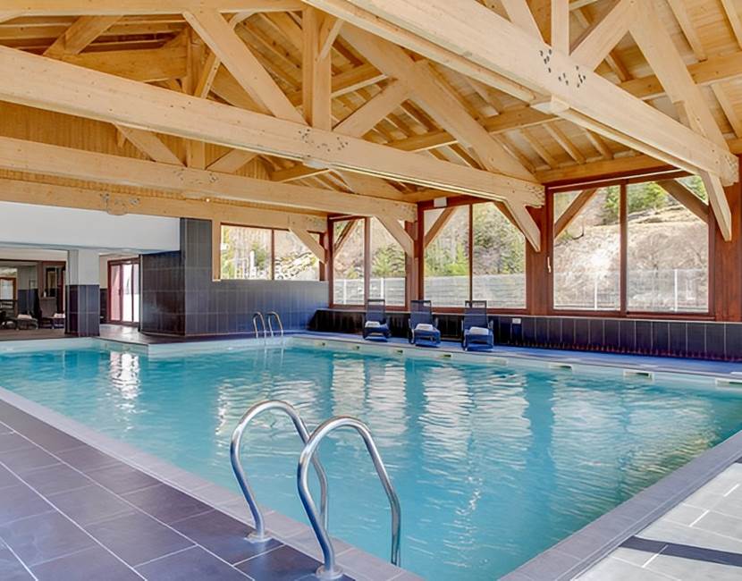 Espace détente avec grande piscine chauffée toute l'année