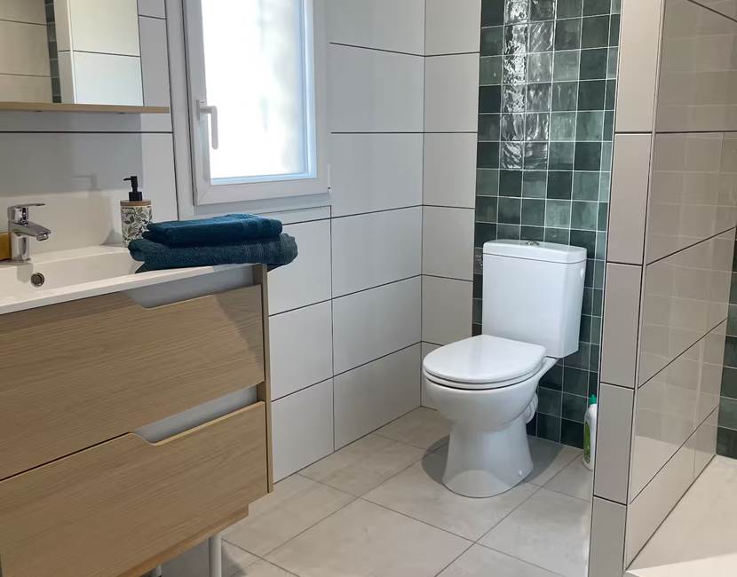Salle de bain lumineuse avec WC