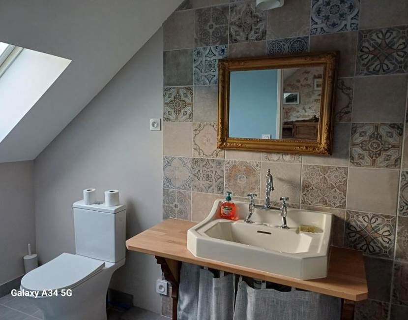LES-CHAUMES-VIOLETTES-Chambre-Double-Salle-De-Bain