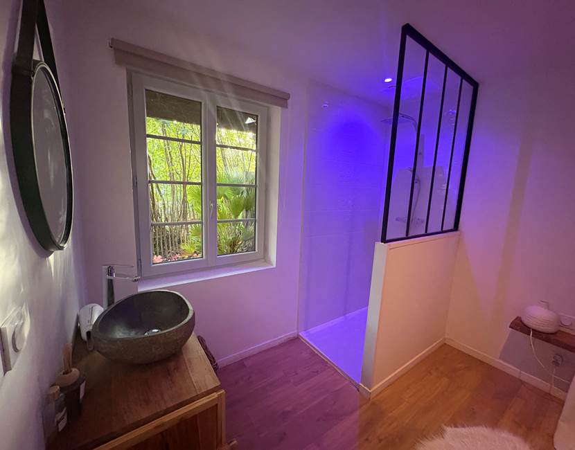 salle-de-bain-pmr-lumineuse-gite-le-lijaly-bournezeau-vendee-accessible.jpg