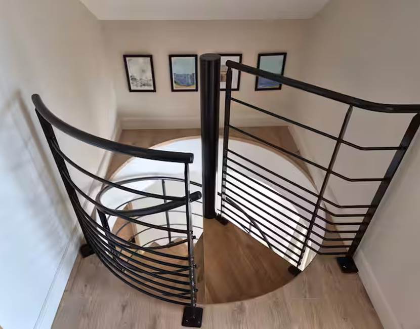 Escalier design – intérieur moderne – maison de vacances