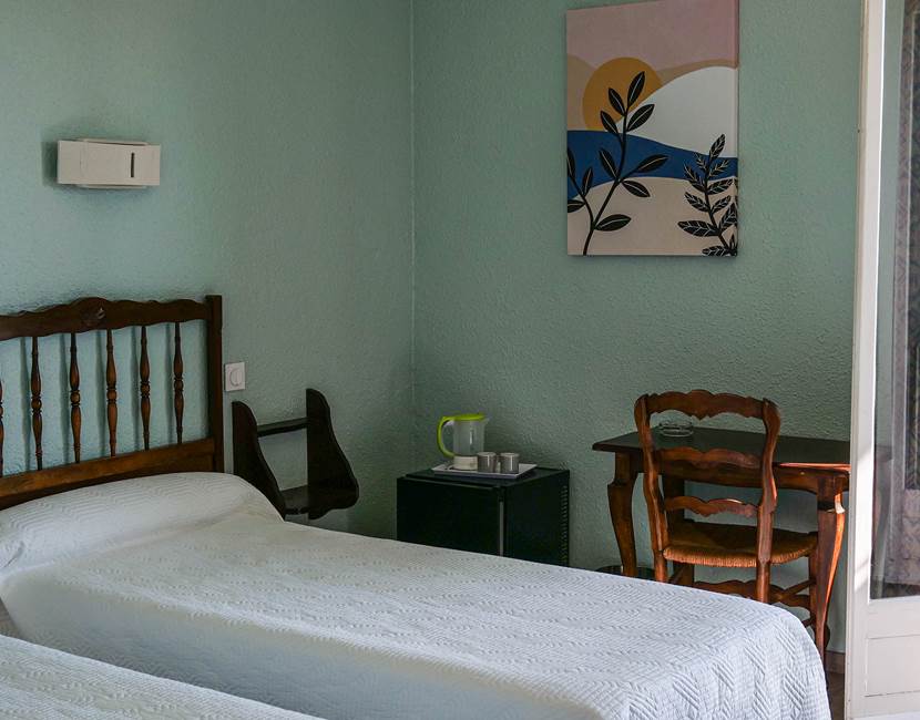 Chambre lits jumeaux bain Hotel Ambeille Collioure