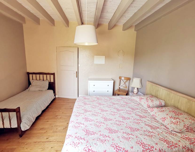Chambre 1 au 1er étage : lit 160 cm et lit simple