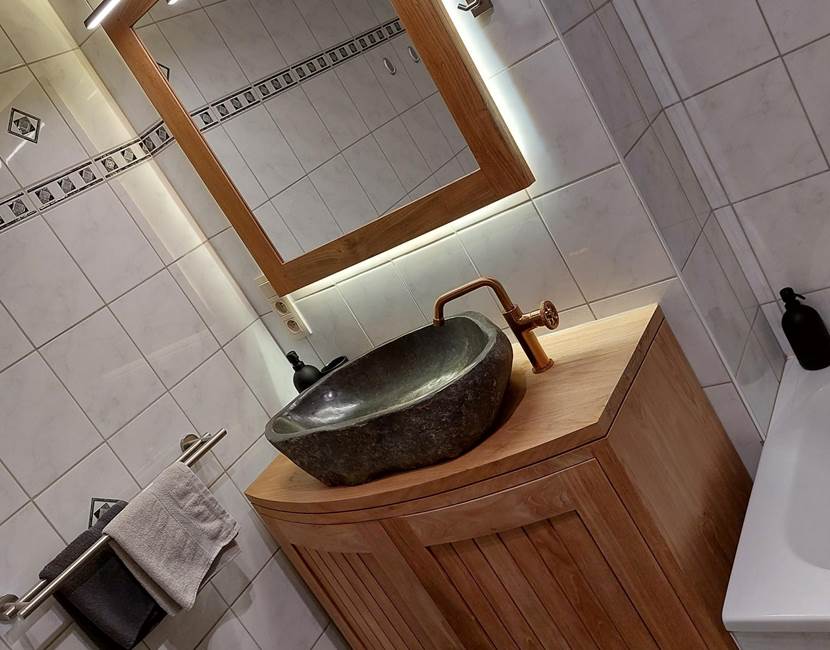 Salle de bain: 1 douche, 1 baignoire, 1 lavabo.