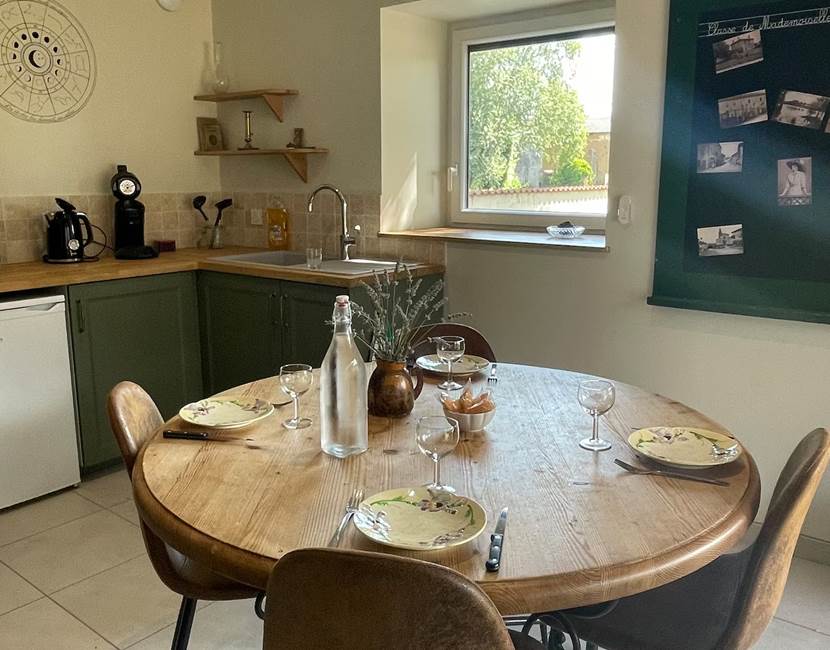 Grande table à manger conviviale pour 5 personnes