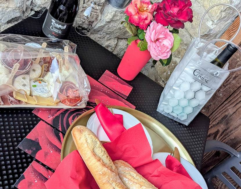 Love Room By Château de Comiac-Plateau Charcuterie/Fromage et vins du domaine