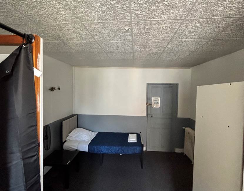 Chambre individuelle, Spacieuse, Lit confortable, vue sur rue calme, douche
