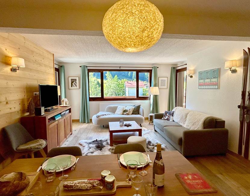 Grand séjour cuisine avec vue dégagée sur les montagnes