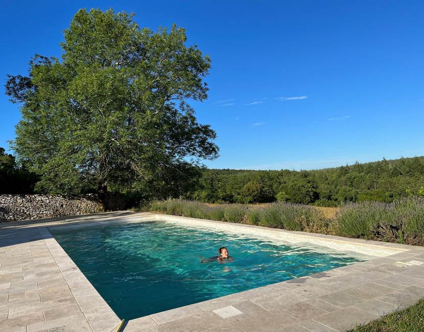 Accès à la piscine 15 x 7 m en été