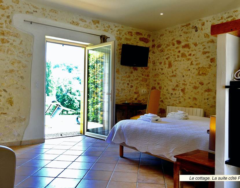 DOMAINE DU CHAMP DE L'HOSTE - chambres d'hôtes à Larzac 24170 - Dordogne - location suite côté pré - location maison de vacances - suite de charme -