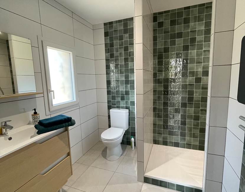Salle de bain lumineuse avec WC