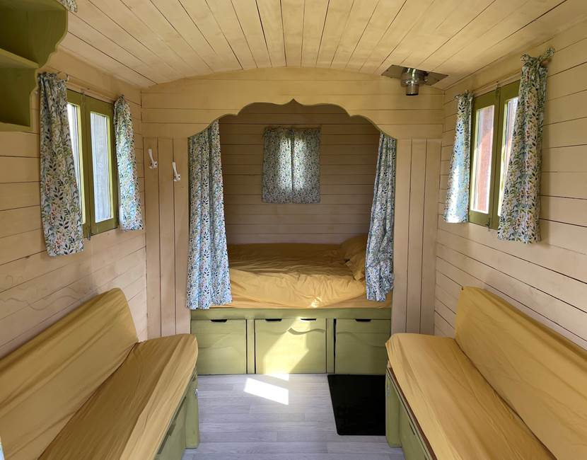 Un lit 130 X 200 et deux banquettes convertibles en lits pour enfants