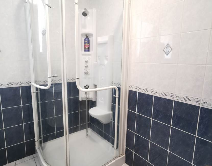 Salle de bain 1 : douche, double lavabo, sèche serviettes
