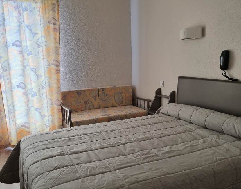 Chambre grand lit Hotel Ambeille 2