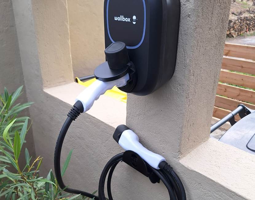 Borne recharge Voiture avec prise