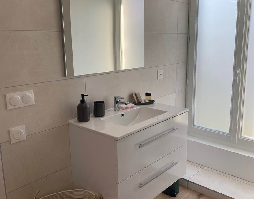 salle-de-bain-appartement-cambo-les-bains-curistes.jpg