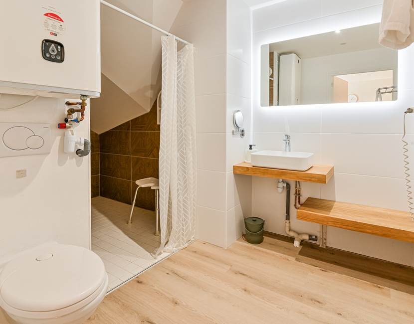 grande salle de bain avec douche
