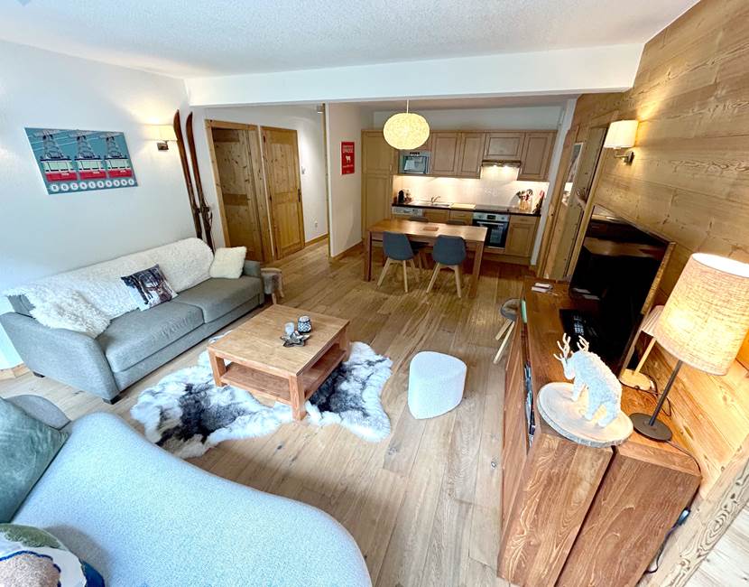 Grand séjour cuisine avec vue dégagée sur les montagnes