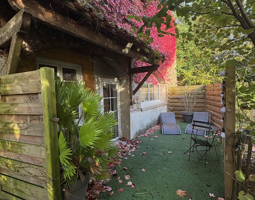 terrasse-fleurie-exterieur-gite-le-lijaly-bournezeau-vendee-nature-campagne.jpg