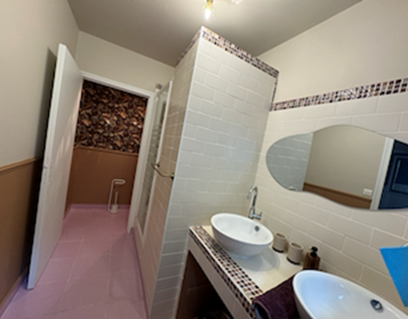 Chambre 1 - verte - Sa salle d'eau et son WC