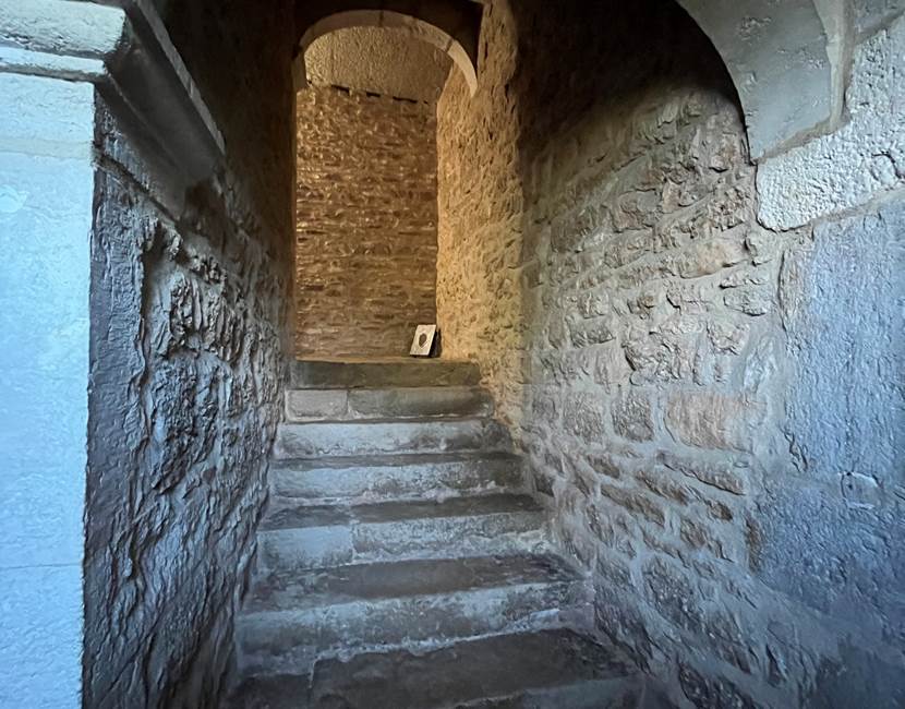 Escalier central du manoir montant au 1er étage