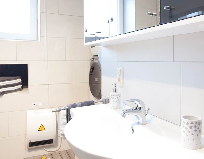 Salle de bain: 1 douche, 1 baignoire, 1 lavabo.