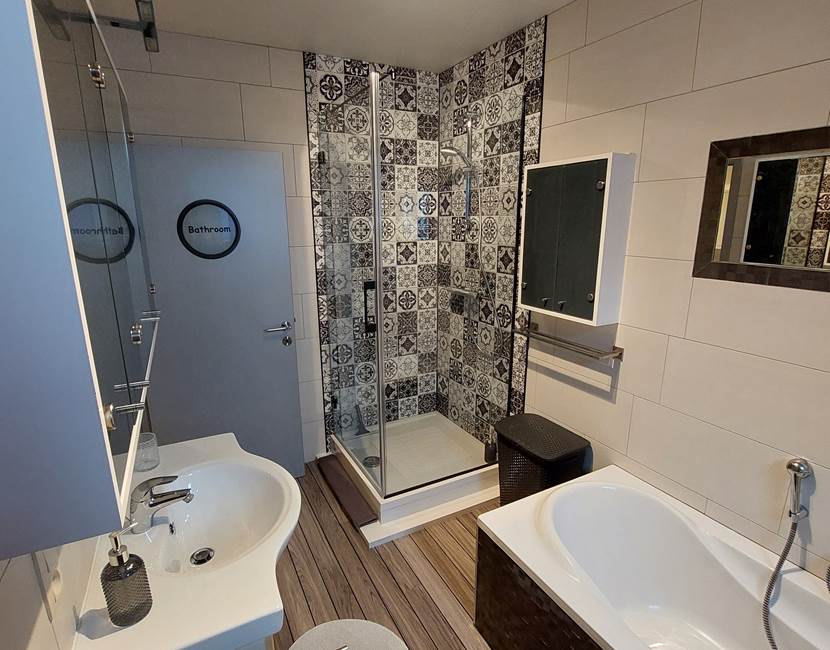 Salle de bain: 1 douche, 1 baignoire, 1 lavabo.