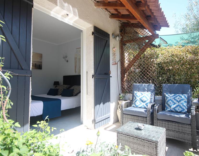 Terrasse côté jardin de l' appartement Lotu