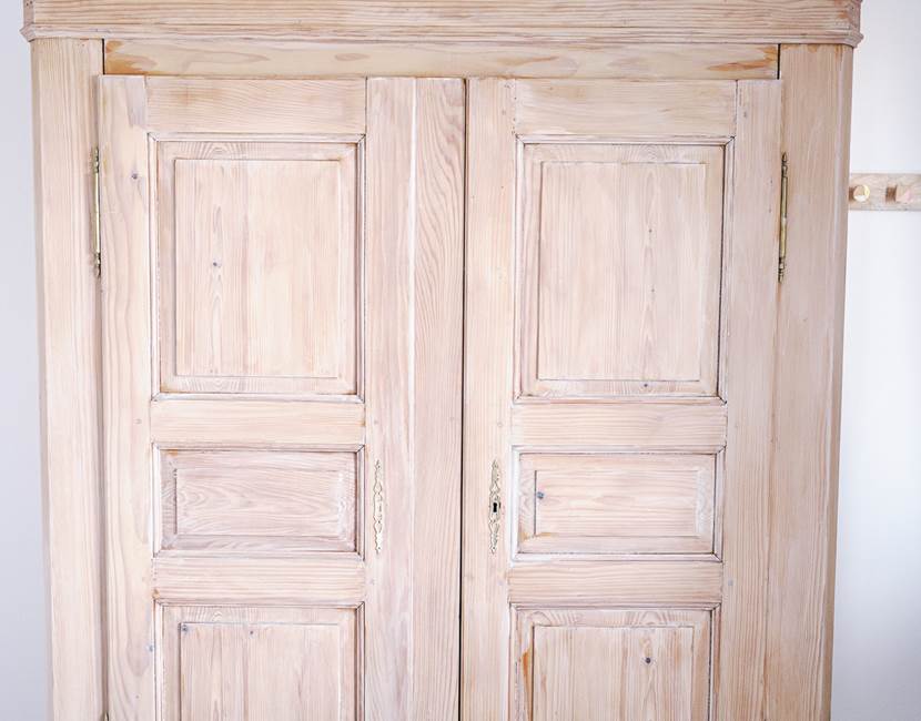 armoire / wardrobe