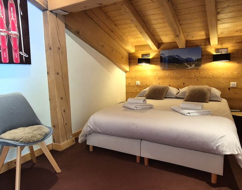 Chambre parentale (literie neuve, largueur 160)