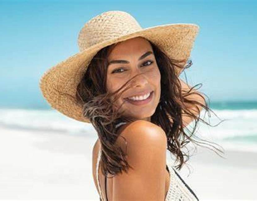 Jolie fille bronzée souriante