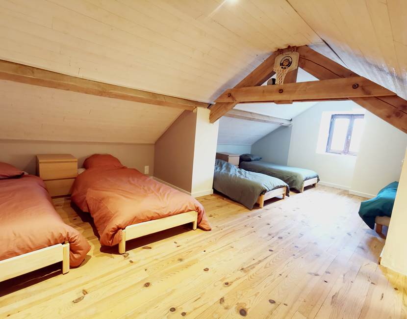 Chambre 6 (chambre dortoir au 2e étage) : 5 lits simples