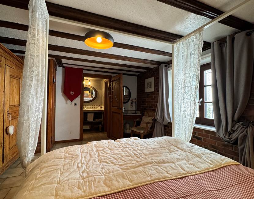 Suite Hansi - Chambre principale et accès salle de bain + WC