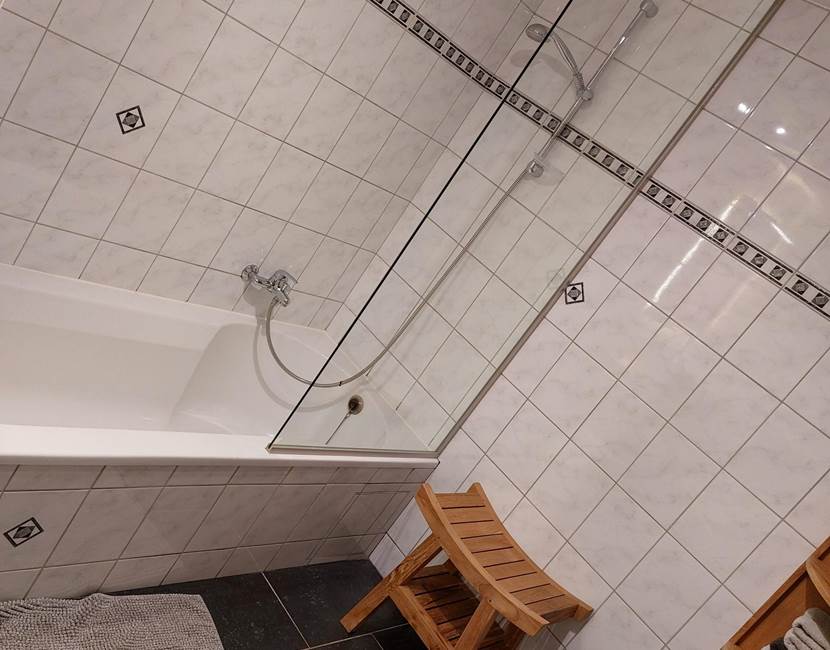 Salle de bain: 1 douche, 1 baignoire, 1 lavabo.