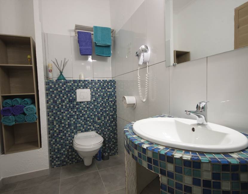 Salle-d-eau-T2-Agriates-Appart-Bleu-Azur-Corse